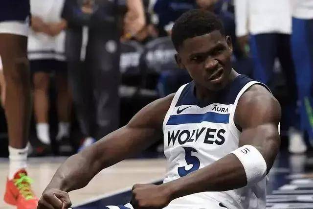 周琦5投2中仅得10分 罚球三不沾登上微博热搜